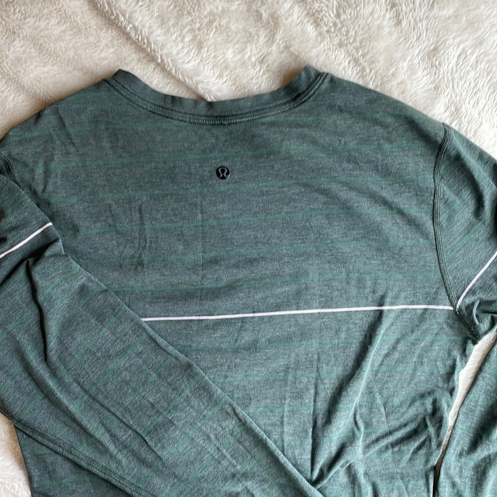 Lulu Lemon Men’s green long sleeve v-neck